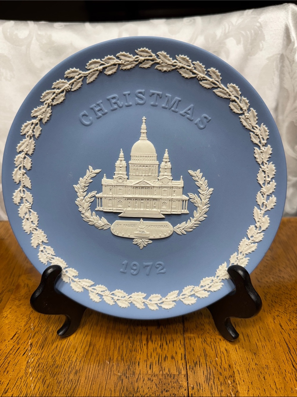 Vtg 1972 collectable Wedgewood jasperware Christmas plate. 8”